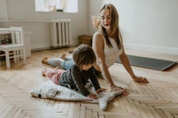 Madre con hija practicando una postura de yoga